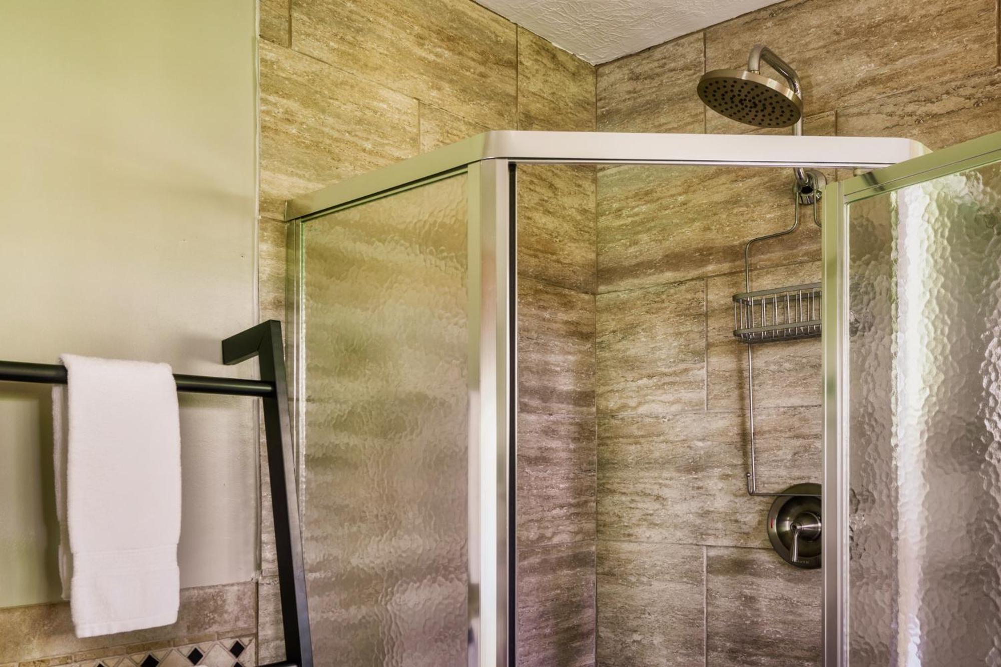 Woodhaven - Private - 3 Suites - Gorgeous Views - 3 Pools - Gamerm - Hottub - Lots Of Bears 개틀린버그 외부 사진