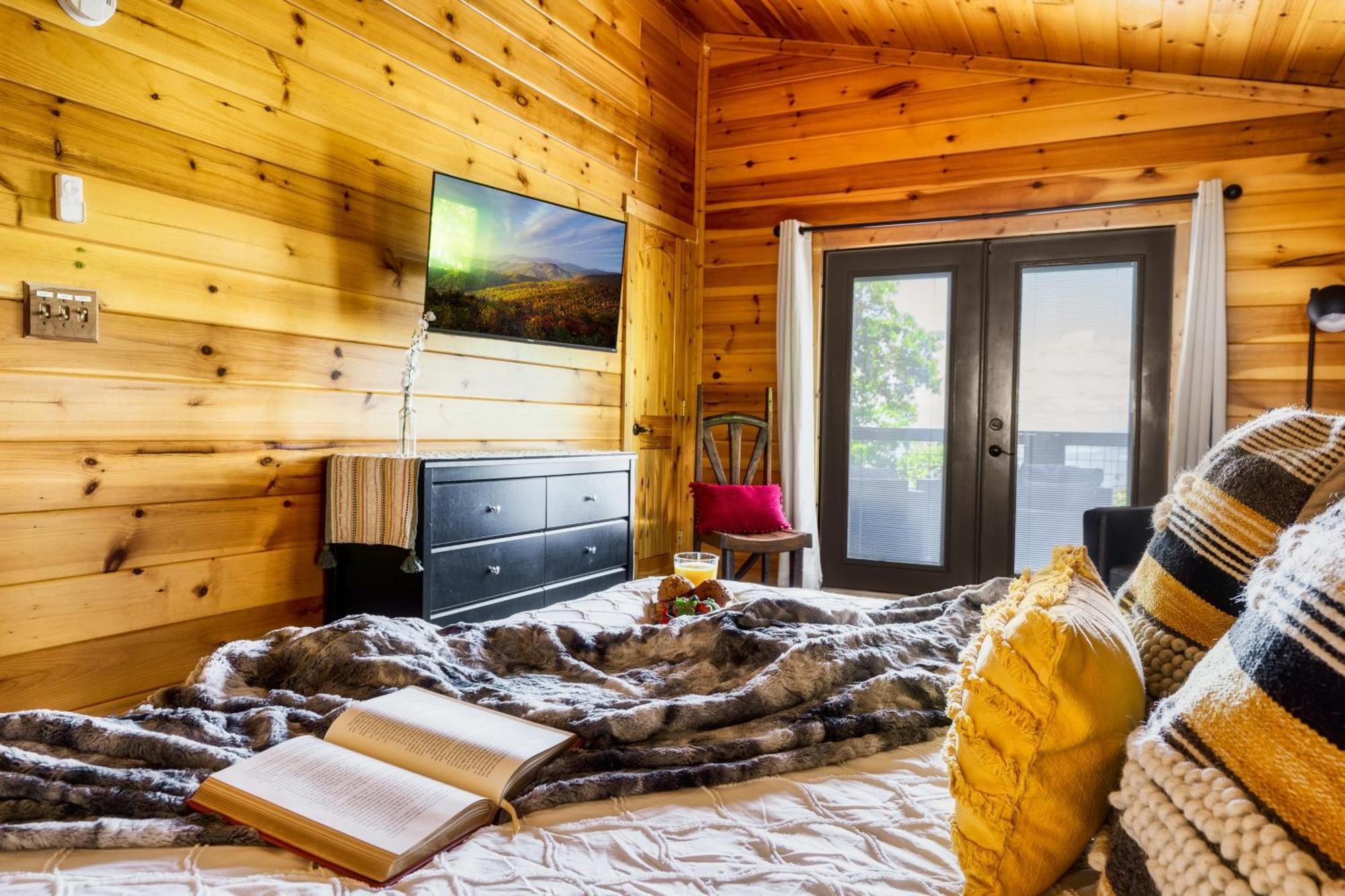 Woodhaven - Private - 3 Suites - Gorgeous Views - 3 Pools - Gamerm - Hottub - Lots Of Bears 개틀린버그 외부 사진
