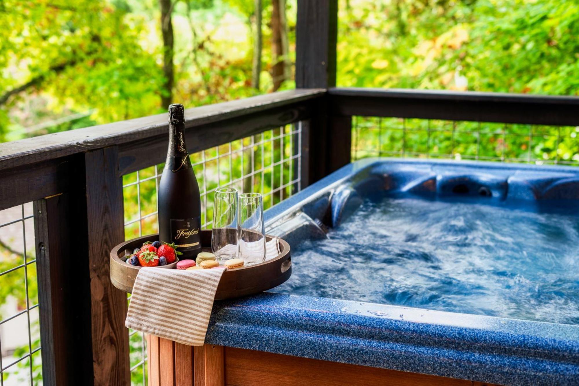 Woodhaven - Private - 3 Suites - Gorgeous Views - 3 Pools - Gamerm - Hottub - Lots Of Bears 개틀린버그 외부 사진