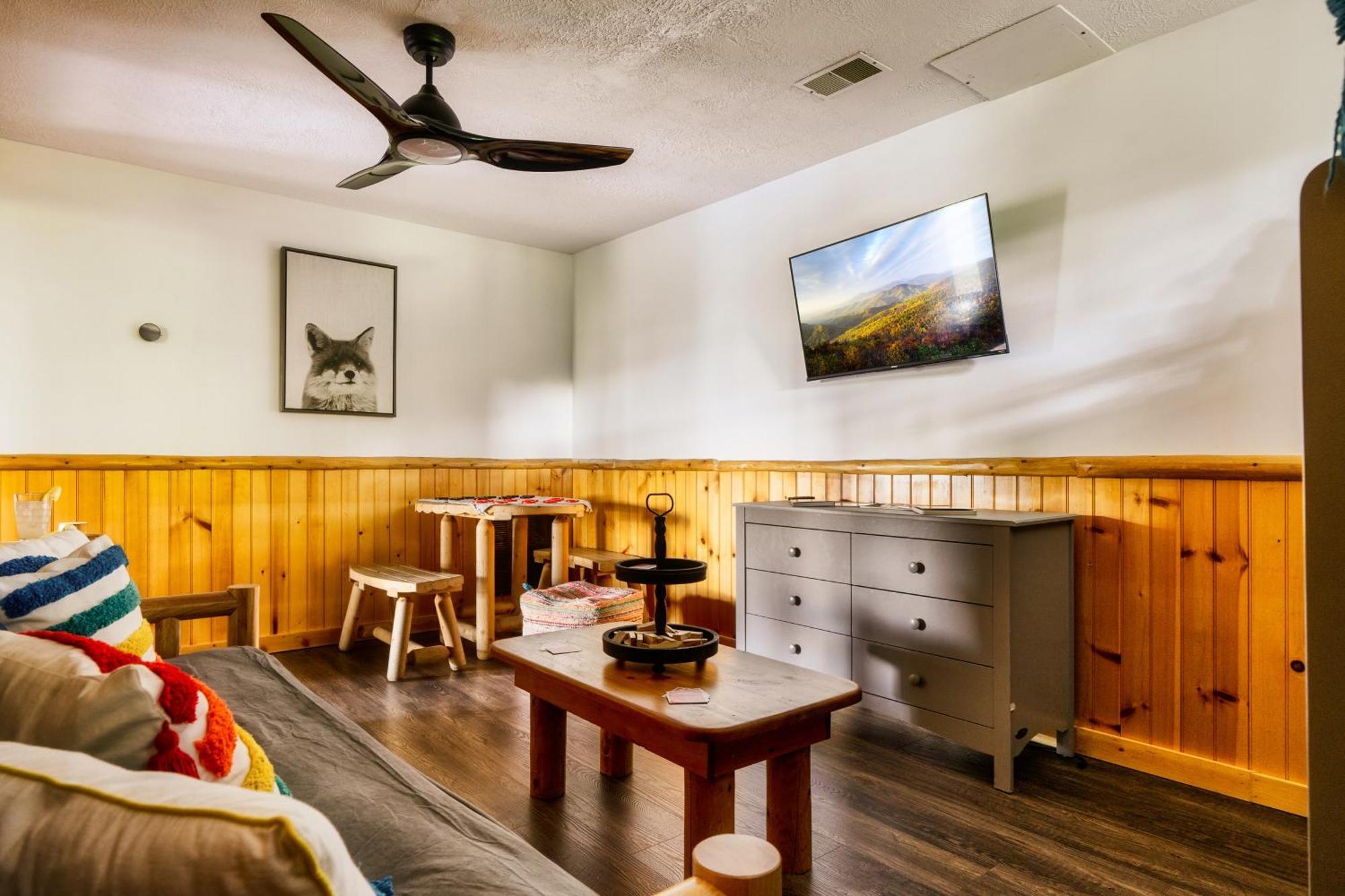 Woodhaven - Private - 3 Suites - Gorgeous Views - 3 Pools - Gamerm - Hottub - Lots Of Bears 개틀린버그 외부 사진