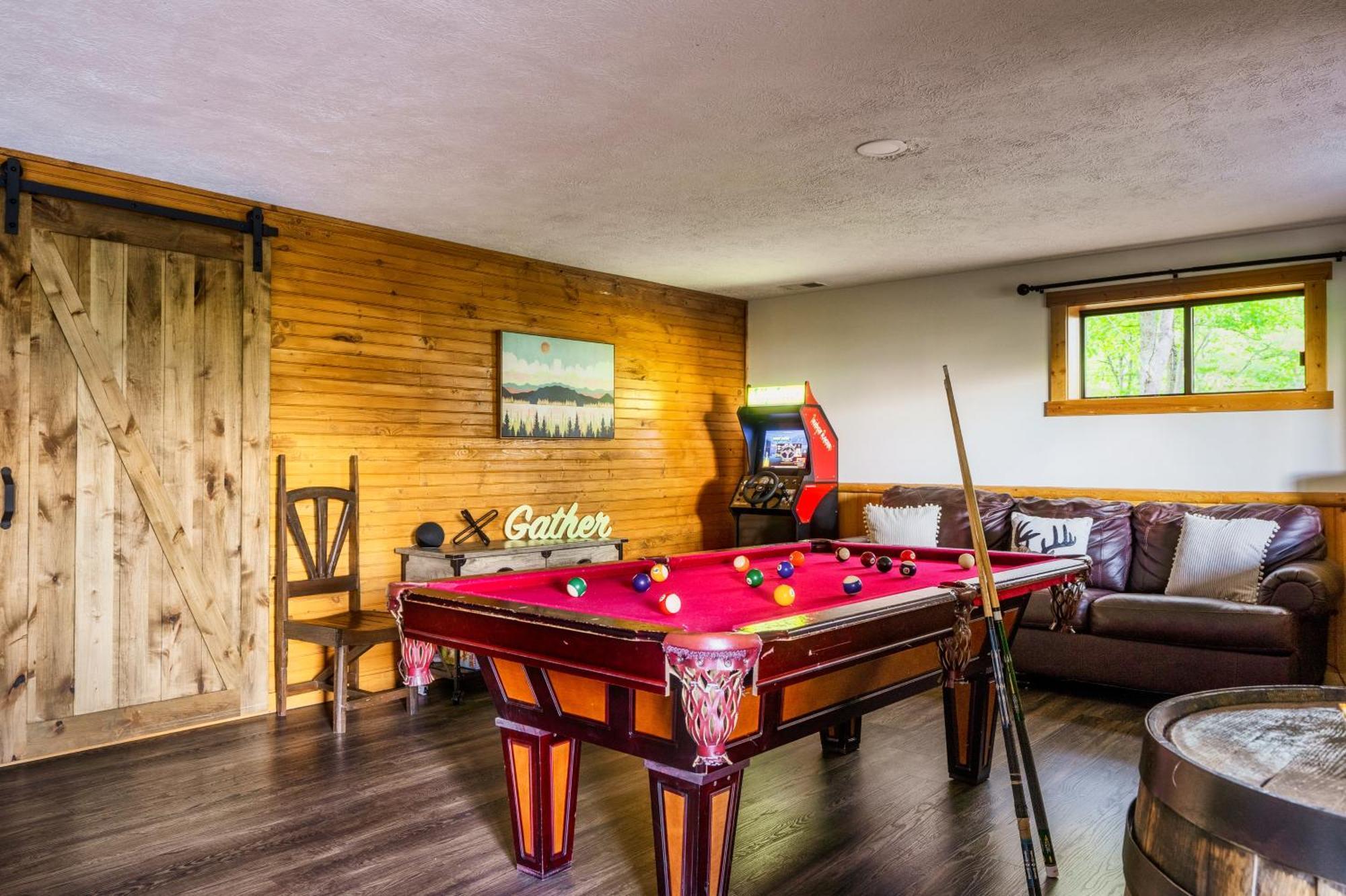 Woodhaven - Private - 3 Suites - Gorgeous Views - 3 Pools - Gamerm - Hottub - Lots Of Bears 개틀린버그 외부 사진