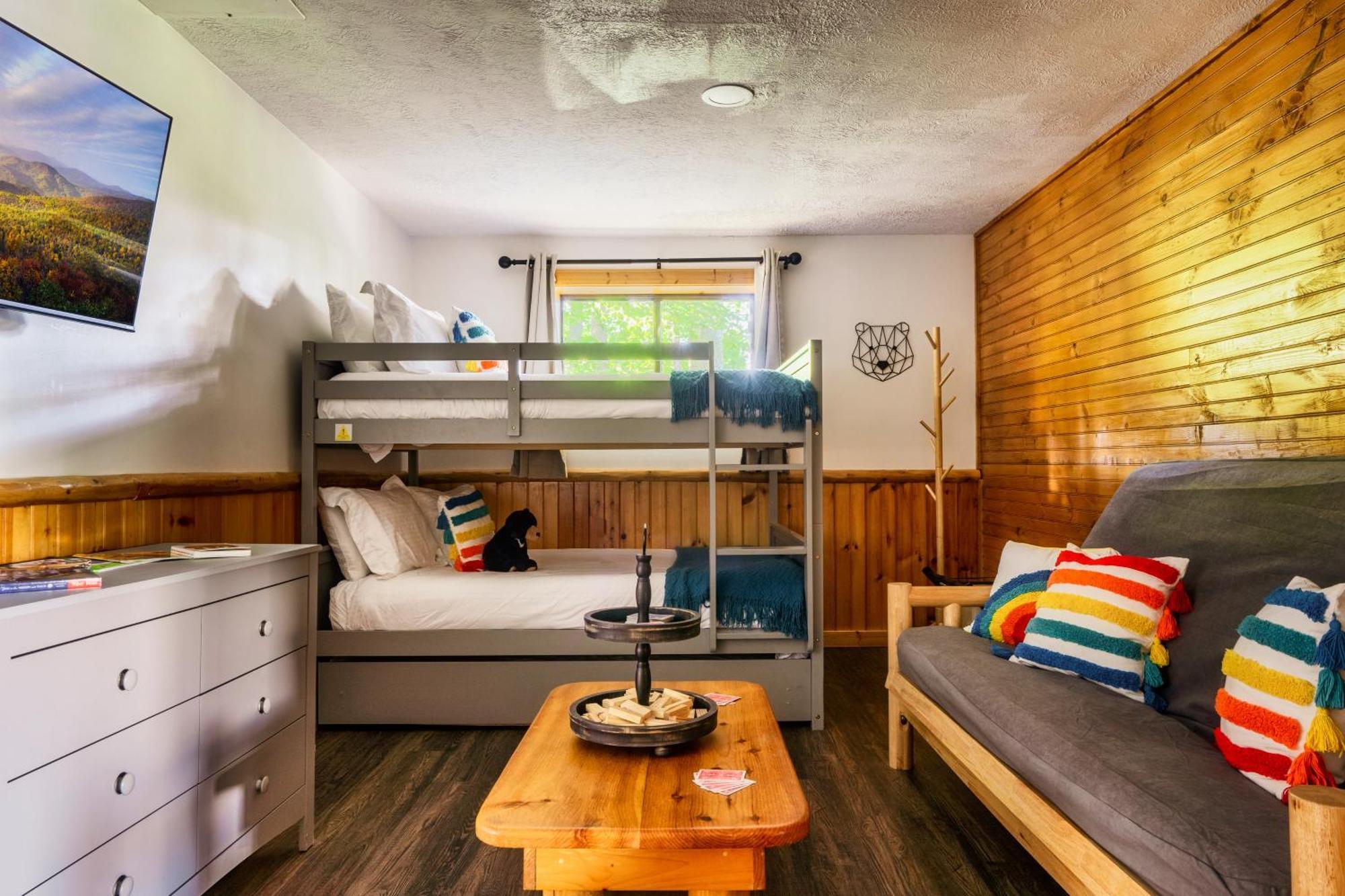 Woodhaven - Private - 3 Suites - Gorgeous Views - 3 Pools - Gamerm - Hottub - Lots Of Bears 개틀린버그 외부 사진