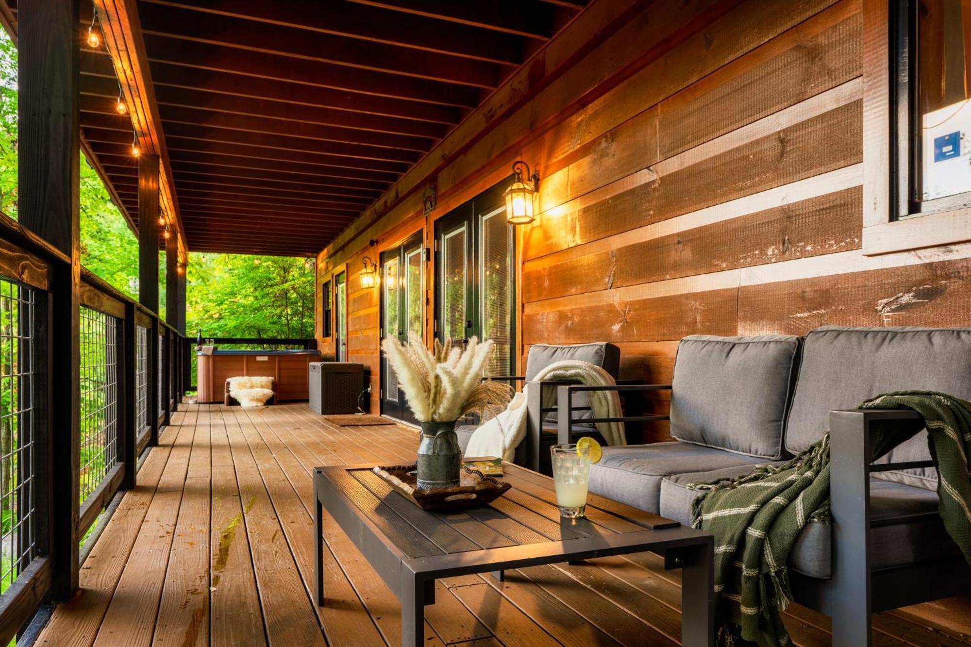 Woodhaven - Private - 3 Suites - Gorgeous Views - 3 Pools - Gamerm - Hottub - Lots Of Bears 개틀린버그 외부 사진