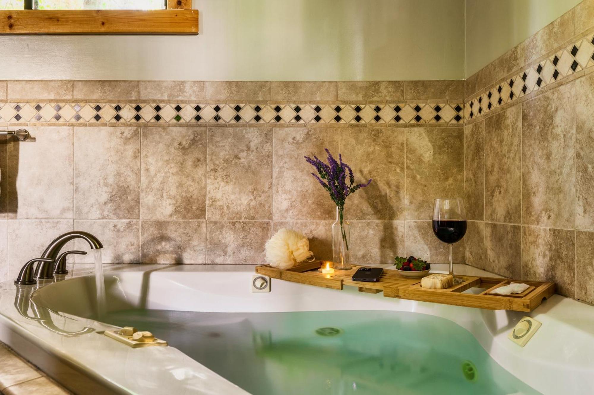 Woodhaven - Private - 3 Suites - Gorgeous Views - 3 Pools - Gamerm - Hottub - Lots Of Bears 개틀린버그 외부 사진