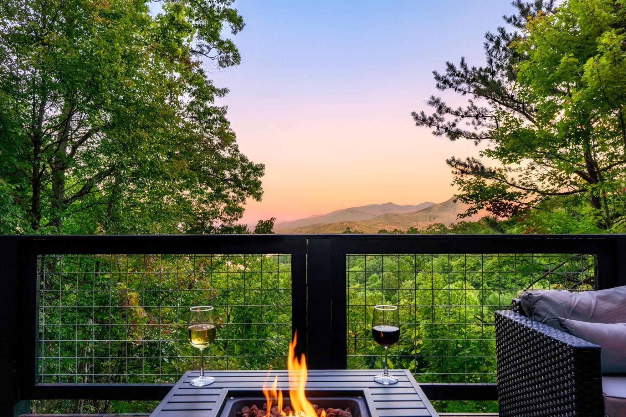 Woodhaven - Private - 3 Suites - Gorgeous Views - 3 Pools - Gamerm - Hottub - Lots Of Bears 개틀린버그 외부 사진