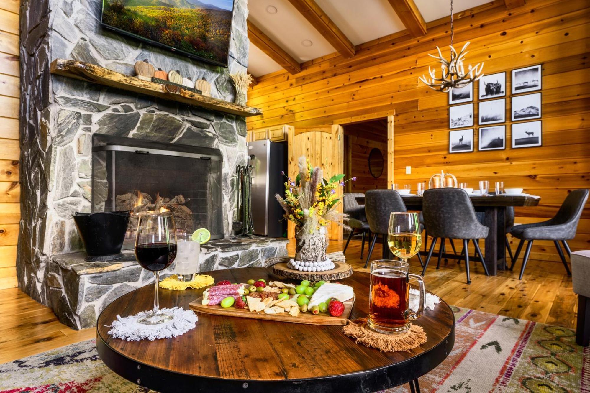 Woodhaven - Private - 3 Suites - Gorgeous Views - 3 Pools - Gamerm - Hottub - Lots Of Bears 개틀린버그 외부 사진